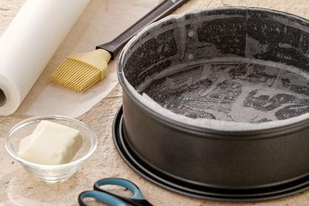 Foderare una tortiera con carta da forno